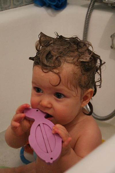2013-12-30 Zelie assise dans le bain et Tim 012.JPG